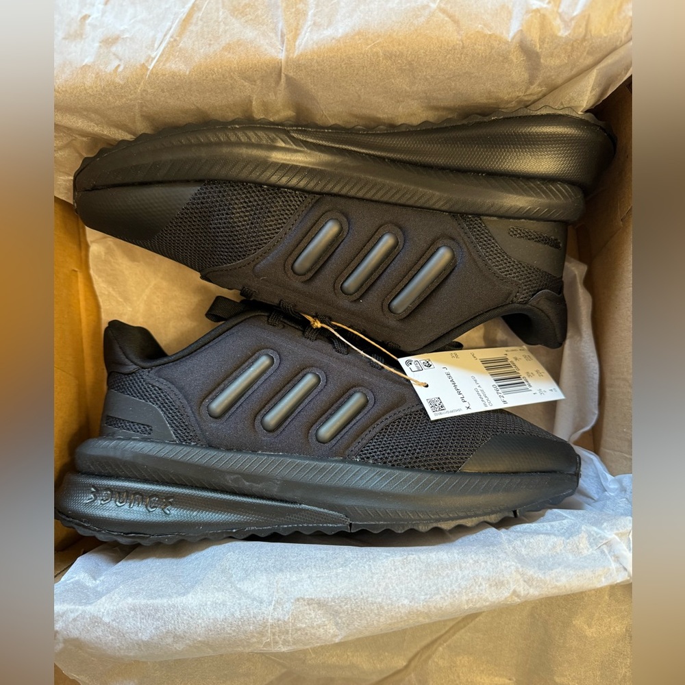 NWT adidas youth size 4 shoes. X_PLRPHASEJ black